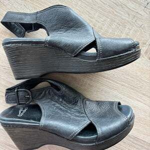 DANSKO Black Leather Buckle/Strap Wedge Shoes Sandals Women's Size 8.5-9 EU 39